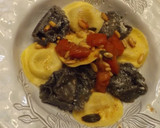 Foto del paso 2 de la receta: Pasta rellena con cubitos de tomate, piñones y salvia a la mantequilla negra