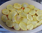 Foto del paso 2 de la receta: Dorada al horno sobre lecho de patatas, cebolla y pimiento