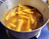 Hình bước làm 2 của món Chân gà kho trứng cút