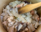 Foto del paso 5 de la receta: Sepia en salsa de cebolla y cerveza
