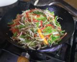 A picture of step 4 of Singaporean rice.