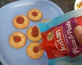 બિસ્કિટ પિઝા (Biscuit Pizza Recipe In Gujarati) રેસીપી સ્ટેપ3ફોટો