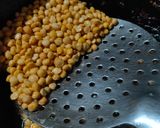 A picture of step 3 of Dalmutt namkeen.