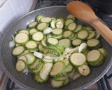 Foto del passaggio 2 della ricetta Torta salata con tonno zucchine e gorgonzola