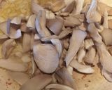 Foto del passaggio 3 della ricetta Tagliatelle strapazzate ai funghi