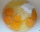 Karamellás, rejtett meggyes kevert sütemény recept fázis 3 fotója