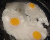 Foto del paso 2 de la receta: Huevos estrellados en el agua para el desayuno
