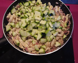 Foto del paso 2 de la receta: Lasaña de calabacín y pollo con bechamel de coliflor