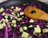Foto del paso 2 de la receta: Quiche de Repollo Rojo y Calabacín!