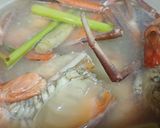 A picture of step 2 of Boiled Giant River Prawns in Coconut Water.