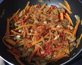 Foto del paso 4 de la receta: Salteado de vegetales con fideos estilo oriental