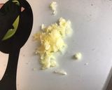Une image de l'étape 2 de Poulet aux oignons,combavas,crème et gingembre.