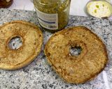 صورة لخطوة 2 من وصفة خبز البيغل او البيجل مع لبنه وبيستو وفلفل مشويbagel bread