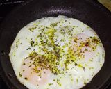 Foto del paso 4 de la receta: Huevos fritos en cama de picadillo de tomate y orégano