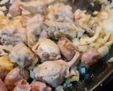 Foto del paso 3 de la receta: Arroz de conejo al horno con trompetas de la muerte🐇🍄