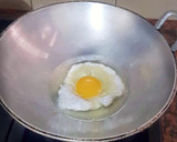 Foto langkah ke 2 dari resep Telur Ceplok Bawang Putih.