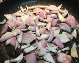Foto del paso 5 de la receta: Lengua de cerdo con cebolla y rovellón (níscalos)