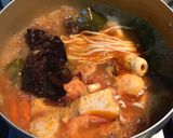 Foto langkah ke 8 dari resep Tom Yum Suki ala Mark Wiens (Resep otentik Thailand).