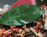 Foto langkah ke 3 dari resep Tumis Kangkung Duo Jamur.