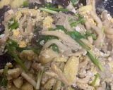 รูปขั้นตอนการทำที่ 3 ของ ผัดเห็ดใส่ไข่