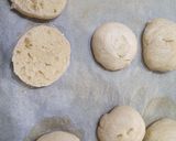 Foto del passaggio 6 della ricetta Friselle con marmellata di cipolle e pomodorini