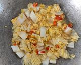 Foto langkah ke 3 dari resep Tumis Telur dan Sawi Putih.