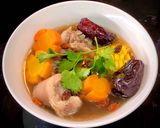 Hình bước làm 4 của món Đuôi Heo Hầm Táo Đỏ Bắp Mỹ Kỷ Tử
