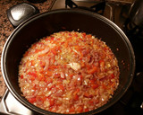 Foto del paso 11 de la receta: Muslos de pollo en salsa de tomate con patatas fritas en aceite de pollo frito