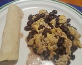 Foto del paso 3 de la receta: Huevo revuelto con frijoles y salsa