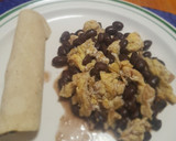 Foto del paso 3 de la receta: Huevo revuelto con frijoles y salsa