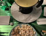 Foto del paso 3 de la receta: Fondue de quesos con cerdo y pollo a taquitos