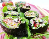 Foto del paso 7 de la receta: Makis de crema de queso de cabra con rúcula, germinados y fresas