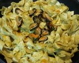 Foto del paso 4 de la receta Tallarines crujientes al ajillo con mejillones 