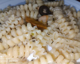 Foto del paso 5 de la receta: Riccioli, con ajo, guindilla y olivas negras