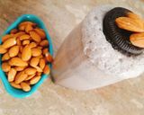 A picture of step 4 of Oreo and almond shake.