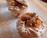 Foto del paso 8 de la receta: Minipavlova de crema de vainilla, manzana y pasas