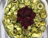 Foto del paso 4 de la receta: Ensalada de calabacín con remolacha