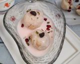 A picture of step 5 of Fruit balls in strawberry custard.
