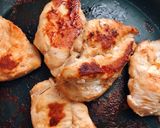 Hình bước làm 1 của món Salad Ức Gà Áp Chảo Sốt Mù Tạt