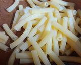 Hình bước làm 1 của món Nui xào thịt xá xíu kèm canh súp rong biển