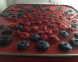 Foto del paso 5 de la receta Tarta de fresas con nata y frutos del bosque