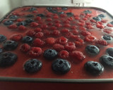 Foto del paso 5 de la receta: Tarta de fresas con nata y frutos del bosque