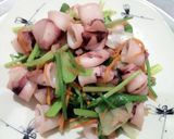 Hình bước làm 2 của món Mực xào cần tỏi