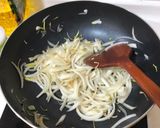 鹹豬肉炒洋蔥金針菇的食譜步驟2照片