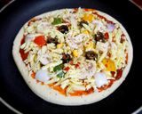 A picture of step 3 of Mushroom pizza.