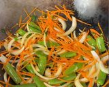 A picture of step 2 of Vegetable Stir-Fried Noodles (蔬菜炒面).