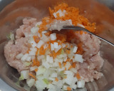 Foto langkah ke 2 dari resep Sawi Gulung Isi Ayam.