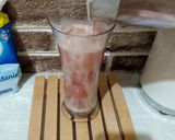 Foto langkah ke 3 dari resep Juice Anggur & Strawberry.