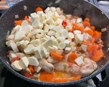 Une image de l'étape 19 de Poulet aux carottes, panais, petits pois et pommes de terre.