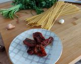 Linguine z suszonymi pomidorami i zielonymi oliwkami krok przepisu 1 zdjęcie
